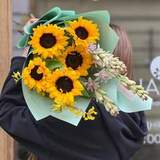 Photo of Bouquet with sunflowers and tuberose «Spring Bee»