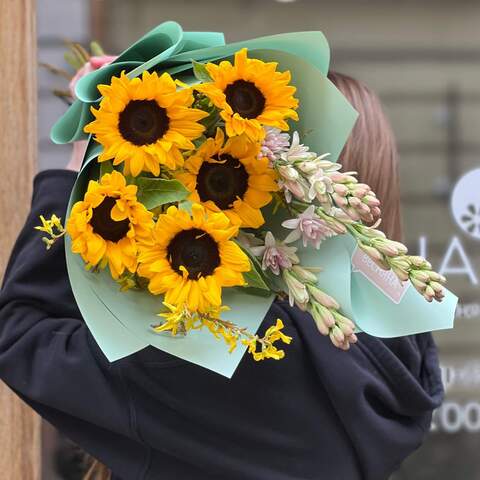 Photo of Bouquet with sunflowers and tuberose «Spring Bee»