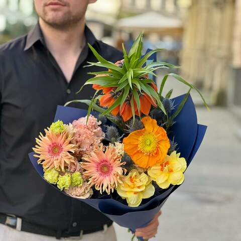 Interesting exotic bouquet «Vivid impressions», Flowers: Papaver, Eryngium, Eustoma, Fritillaria, Narcissus, Gerbera, Panicum
