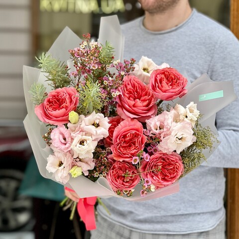 Нежный букет с пионовидными розами и эустомой «Милая девочка», Цветы: Роза пионовидная, Эустома, Мимоза, Хамелациум