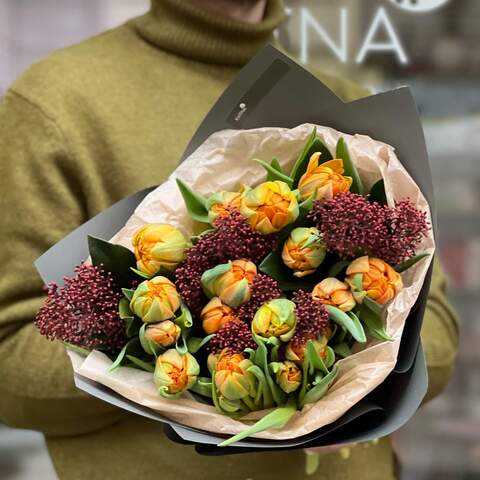 Яркий букет с ароматной скиммией и оранжевыми пионовидными тюльпанами «Уютные рассветы», Цветы: Тюльпан пионовидный, Скимия