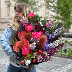 Розкішний яскравий букет з екзотичними квітами «Феєрична краса»