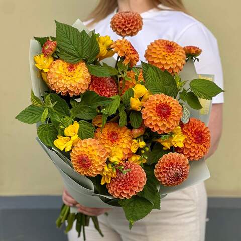 Букет «Августовское солнце», Цветы: Георгина, Фрезия, Малина (листья)