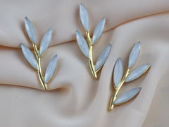 Золота гілочка з камінцями -човниками світла-платина непрозорі