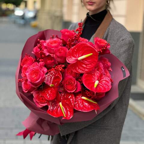 Букет «Целуй меня нежно», Цветы: Роза пионовидная, Илекс, Антуриум
