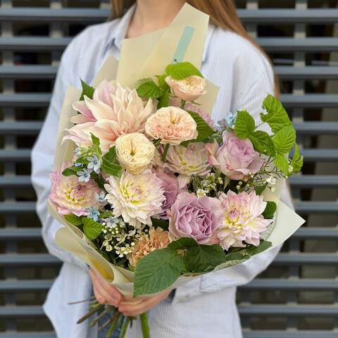 Bouquet «Gentle beige», Flowers: Pion-shaped rose, Dahlia, Rubus Idaeus, Oxypetalum, Chamelaucium, Dianthus, Rose