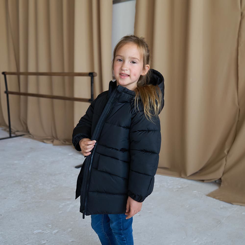 Дитяча подовжена зимова куртка у чорному кольорі для дівчинки