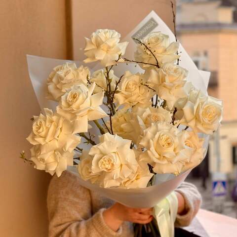White bouquet of Playa Blanca roses «Angelic rose», Flowers: Rose, Prunus
