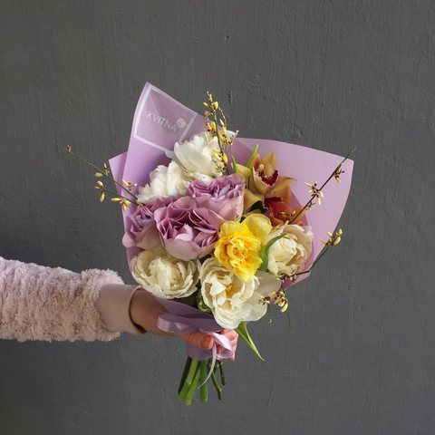 Весняний букет з трояндою Memory Lane, Простий і елегантний спосіб привітати дівчину