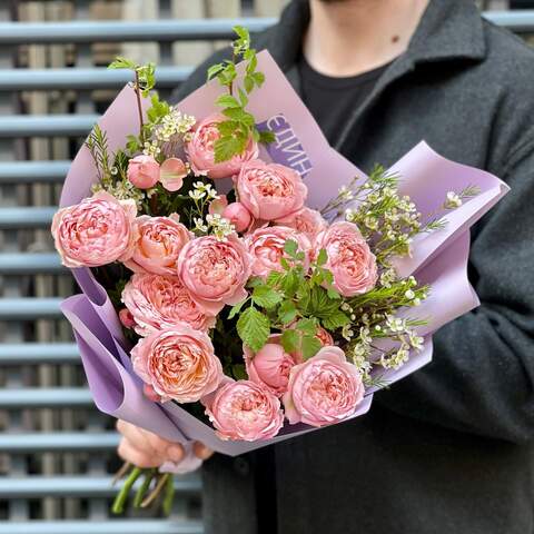 5 веток кустовой пионовидной розы в букете «Персиковые помпоны», Цветы: Роза кустовая, Хамелациум, Малина
