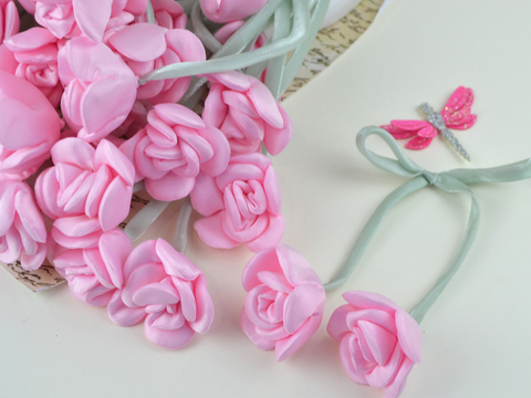 Весняна квітка на стрічці рожева