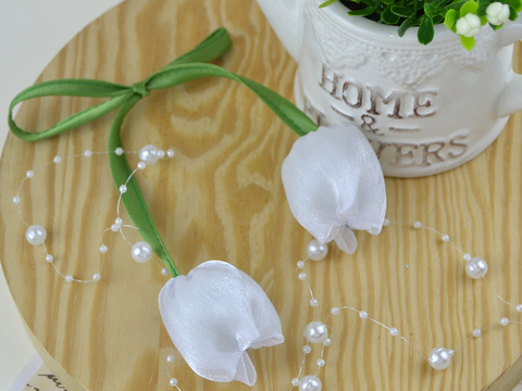 Тюльпани на стрічці білі