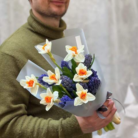 Весенний букет из ароматных первоцветов «Любимый завтрак», Цветы: Гиацинт, Нарцисс
