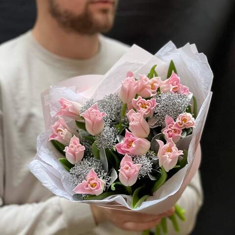 Bouquet «Silver Kiss», Flowers: Tulipa, Skimmia