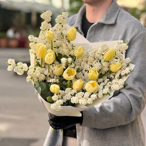 Світлий букет з тюльпанами «Лимонні хмаринки», Квіти: Спірея, Тюльпан