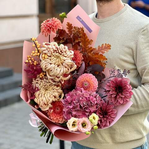 Bouquet «October tenderness», Flowers: Chrysanthemum, Dahlia, Eucalyptus, Ilex, Eustoma, Astilbe