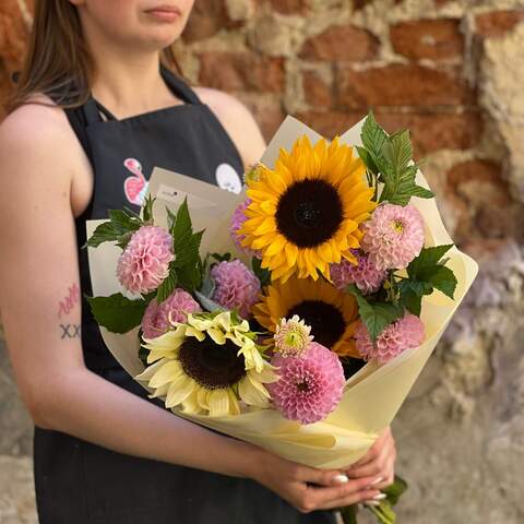 Cute bouquet with sunflowers «Strawberry Honey Cake», Flowers: Rubus Idaeus, Dahlia, Helianthus