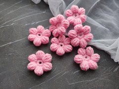 Квітка з пелюстками в'язана рожева (ручна работа)