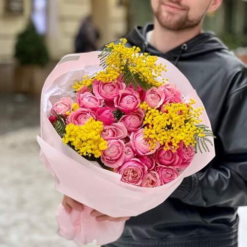 Яркий букет из пионовидной кустовой розы Silva Pink и мимозы «Весенний коктейль», Цветы: Роза пионовидная кустовая, Мимоза