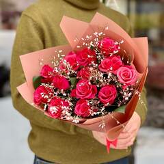 13 троянд Tacazzi з геністою у букеті «Малинова насолода»