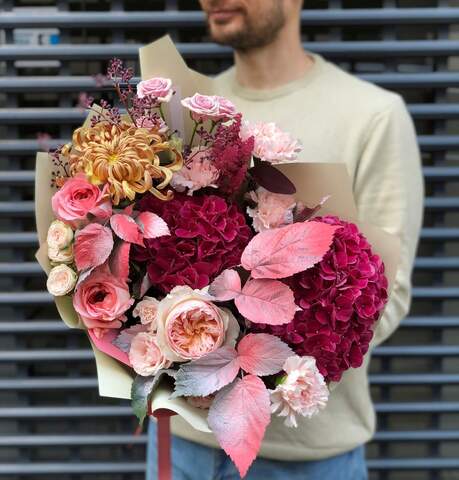 Bouquet «Dreamy Vira», Flowers: Hydrangea, Pion-shaped rose, Eucalyptus, Chrysanthemum, Bush Rose, Rubus Idaeus, Dianthus