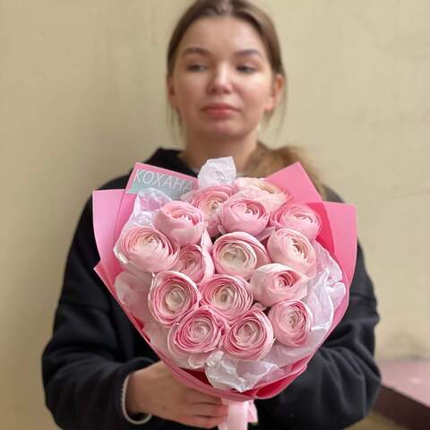 Photo of 15 delicare ranunculus of Clooney Lady variety in a bouquet «Lady in Love»