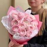 Photo of 15 delicare ranunculus of Clooney Lady variety in a bouquet «Lady in Love»