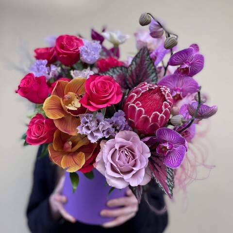 Коробка с цветами «Магический взгляд», Цветы: Роза, Эустома, Цимбидиум, Протея, Фаленопсис