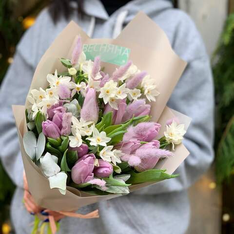 Букет «Сиреневое тепло», Цветы: Тюльпан, Нарцисс, Лагурус