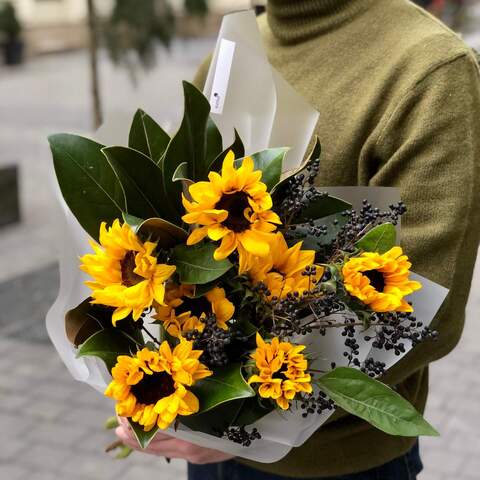 Bright bouquet with sunflowers and viburnum «Sunny bee», Flowers: Viburnum (berries), Helianthus, Magnolia (leaves)