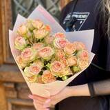 Photo of 7 branches of spray peony roses in a bouquet «Rose Parfait»