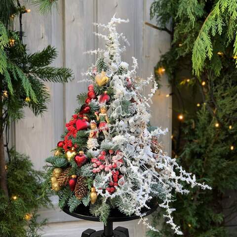 Christmas tree «Elven Radiance», Flowers: Nobilis, Asparagus