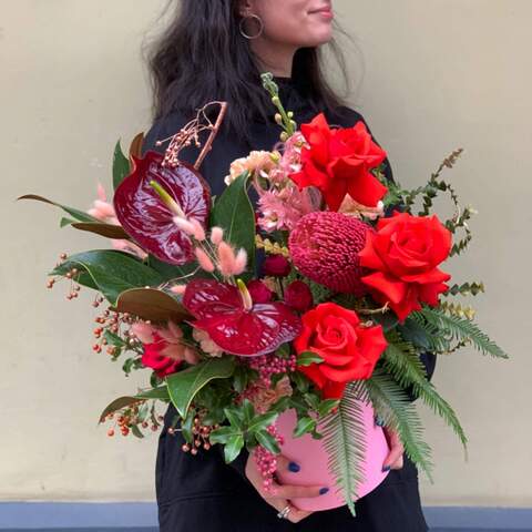 Коробка з квітами «Насичене диво», Квіти: Антуріум, Троянда, Банксія, Діантус, Матіола, Амбрела