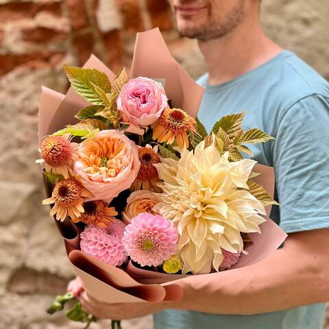 Bouquet in warm colors «August note», Flowers: Pion-shaped rose, Dahlia, Rubus Idaeus, Echinacea