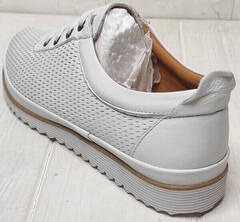 Белые туфли сникерсы женские. Кожаные спортивные туфли с перфорацией Brenda White.