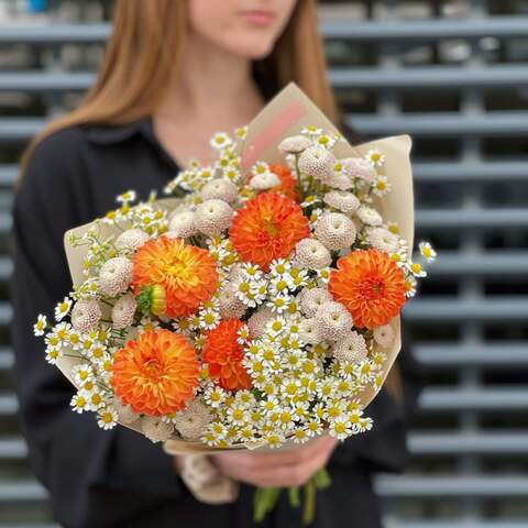 Bouquet «Spark in the Eyes», Flowers: Tanacetum, Chrysanthemum, Dahlia