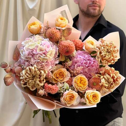 Luxurious voluminous bouquet «Warm Honey», Flowers: Rubus Idaeus, Hydrangea, Pion-shaped rose, Chrysanthemum, Dahlia, Astilbe