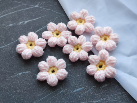 Квітка з пелюстками в'язана світло-рожева з жовою серединкою (ручна работа)