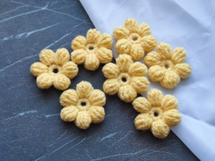 Квітка з пелюстками в'язана жовта (ручна работа)