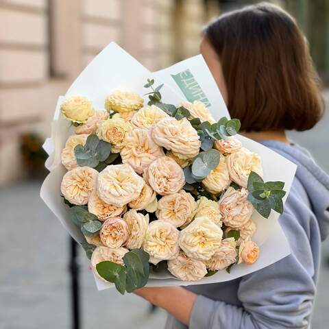 9 веток кустовой пионовидной розы в букете «Кремовые ночи», Цветы: Роза кустовая пионовидная, Эвкалипт
