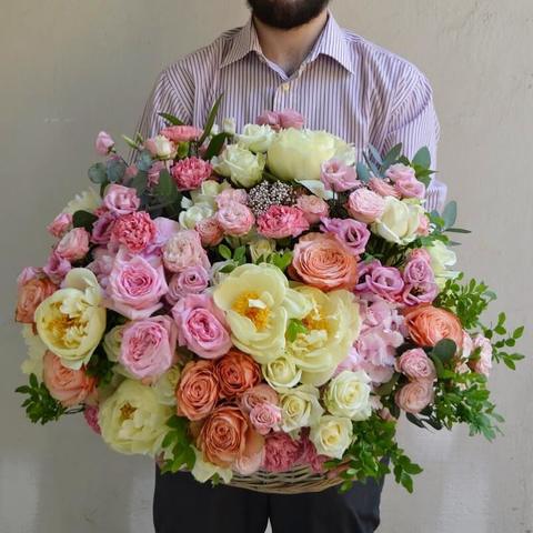 Розкішний кошик квітів «Здивуй мене», Такий подарунок вибирають люди зі смаком та можливістю