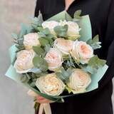 Photo of 9 White O'Hara peony roses in a bouquet «Fragrant O'Hara»