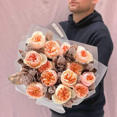 Дуобукет из пионовидных роз Juliet и скиммии «Персики для Анны», Цветы: Роза пионовидная, Скимия