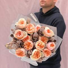 Дуобукет із піоновидних троянд Juliet та скімії «Персики для Анни»