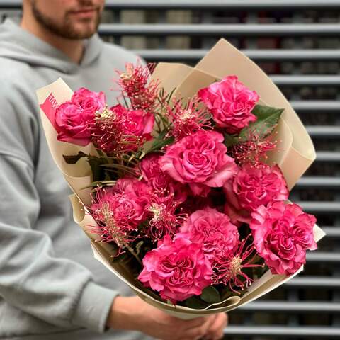 Букет «Розовые звезды», Цветы: Роза пионовидная, Гревиллея