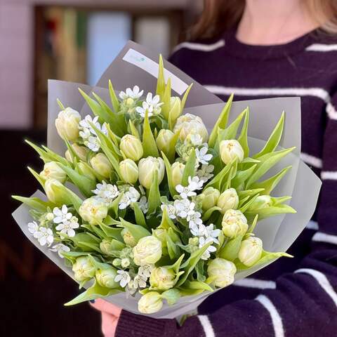 Светлый весенний букет из тюльпанов та оксипеталума «Жемчужины для Татьяны», Цветы: Тюльпан пионовидный, Оксипеталум