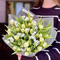 Світлий весняний букет із тюльпанів та оксіпеталума «Перлини для Тетяни»