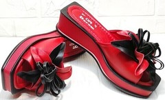 Женские шлёпанцы босоножки с квадратным носком. Красные босоножки шлепки на платформе. Кожаные босоножки на танкетке Derem RedBlack