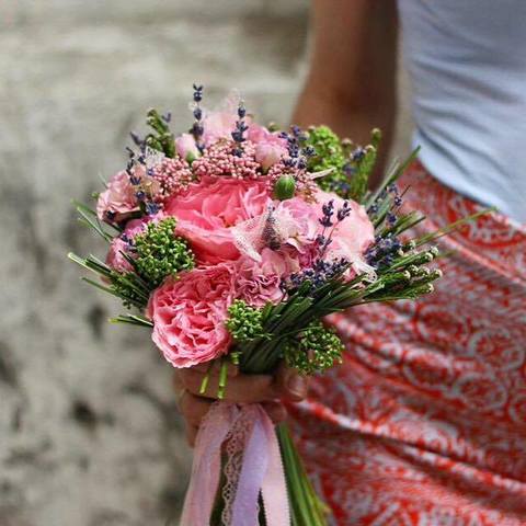 Букет-комплимент с садовыми розами, Небольшой изящный букет из роз с вкраплением лаванды
