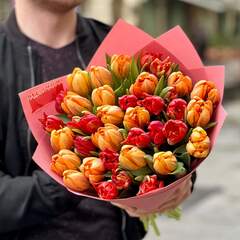 Яскравий букет з 37 піоновидних тюльпанів «Вогник почуттів»